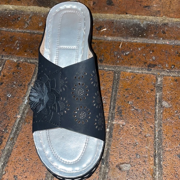 Cute comfy dress sandals worn once. - Picture 3 of 3